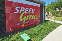 Ein Banner mit dem Motto der Ausstellung Speed Green - Garten ohne Warten.
