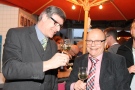 Abteilungsleiter Jürgen Eppel mit seinem Vorgänger Dr. Walter Kolb beim Abendprogramm.