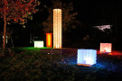 Bei einer Nacht der offenen Tür im GaLaBau-Unternehmen werden Lichtobjekte für den Hausgarten präsentiert.