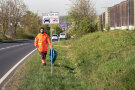 Ein Mann sammelt Müll am Straßenrand ein