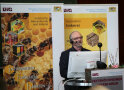 Dr. Stefan Berg hält einen Vortrag beim Veitshöchheimer Imkerforum