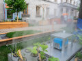 Im Klimawandelgarten in München wird Nebel verteilt, der für Abkühlung sorgt