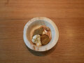 Ein Nachtisch im Schälchen: Zwetschge, Marzipan und weißer Schokoschaum