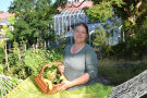 Eine Frau steht hinter einer Hängematte