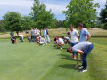 Studierende der Fachrichtung GaLaBau schauen sich den Rasen des Golf Clubs Würzburg an.