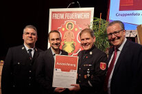 Gruppenbild bei der Auszeichnung der LWG durch die Feuerwehr