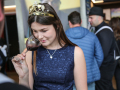 Die Fränkische Weinkönigin Carolin Meyer riecht an einem der Projektweine in ihrem Weinglas.